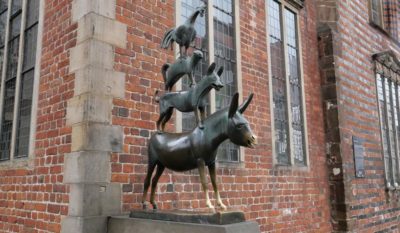 Skulptur vor einem alten Haus: Die Bremer Stadtmusikanten